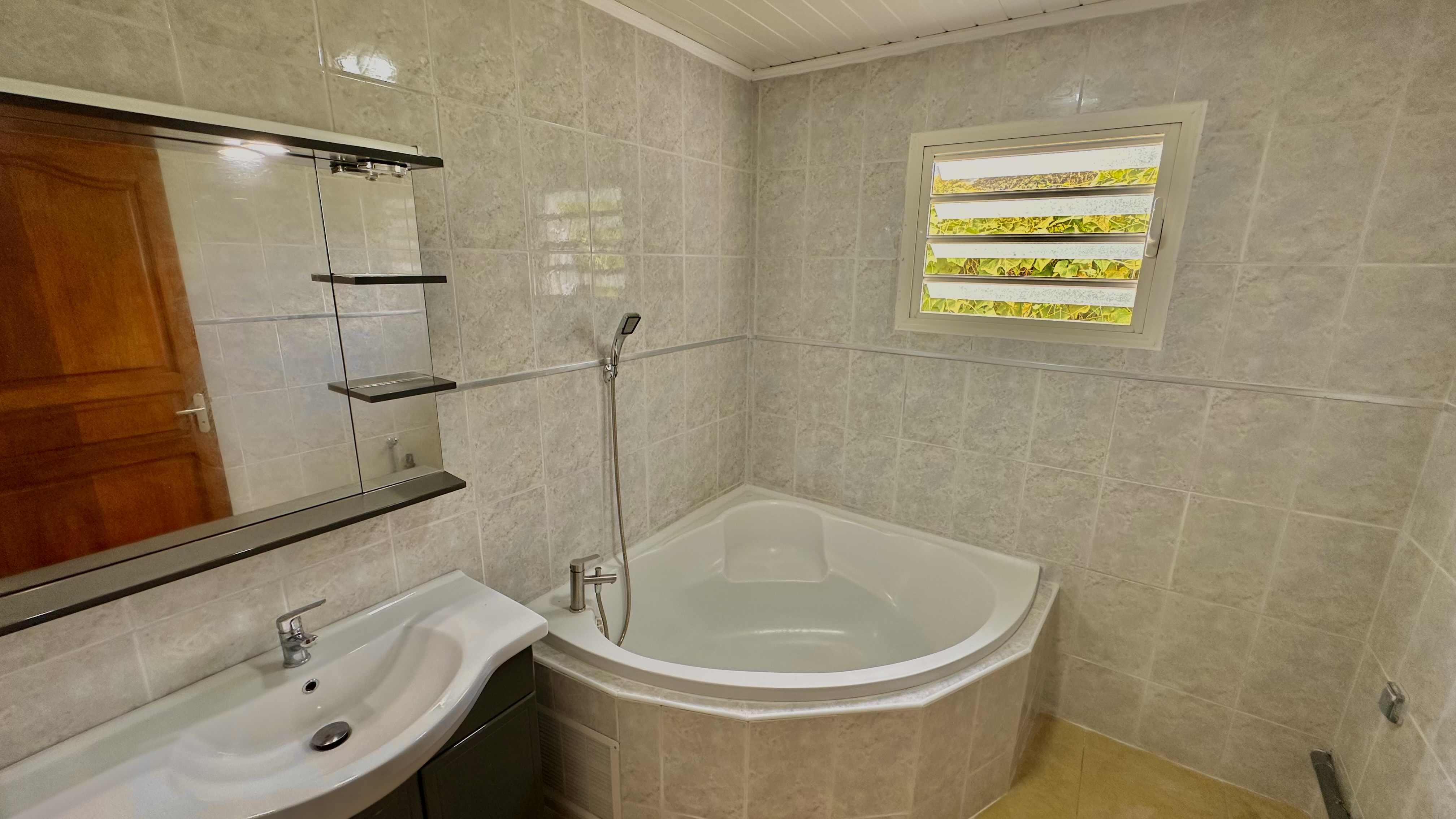 MAISON F4 AVEC COUR MAISON F4 AVEC COUR